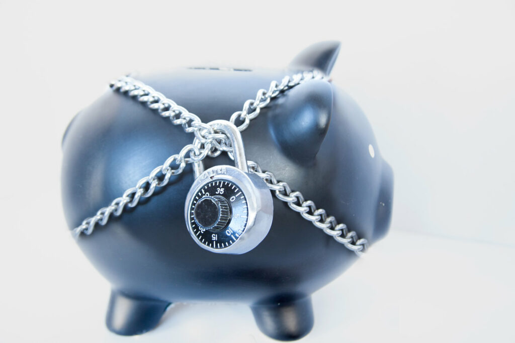 tirelire en sécurité sous cadenas