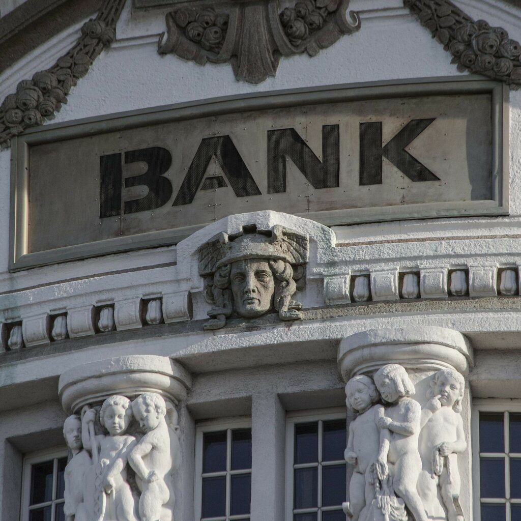 Une facade d'une banque