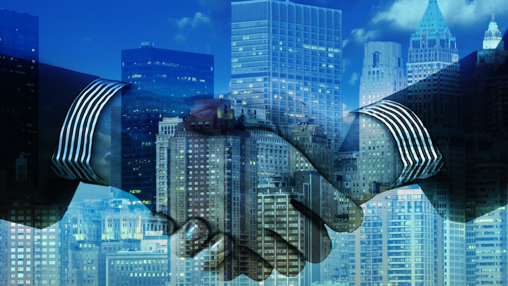 Deux personnes qui se serrent la main pour illustrer frais faibles des partenaires